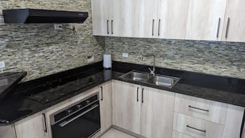 Køleskab, mikrobølgeovn, ovn, kogeplade