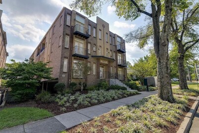 Guitar Groove: King Beds & Keyless Entry Near Music Row – A Stunning Nashville Escape!