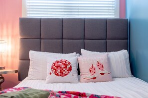 2 bedrooms, desk, iron/ironing board, free WiFi - Pink Party Nashville-Near Music Row, free parking Newly Decorated as Pink Wonderland! (Nashville)