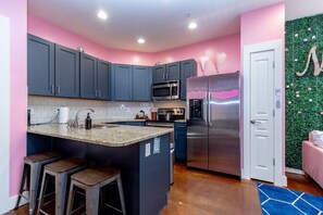 Fridge, microwave, oven, stovetop - Pink Party Nashville-Near Music Row, free parking Newly Decorated as Pink Wonderland! (Nashville)