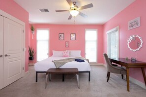 2 bedrooms, desk, iron/ironing board, WiFi - Lipstick & Boots: 3-Story West End Gem | Private Garage | Walk to Vanderbilt (Nashville)