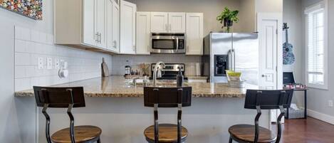 Kylskåp, mikrovågsugn, ugn och spishäll