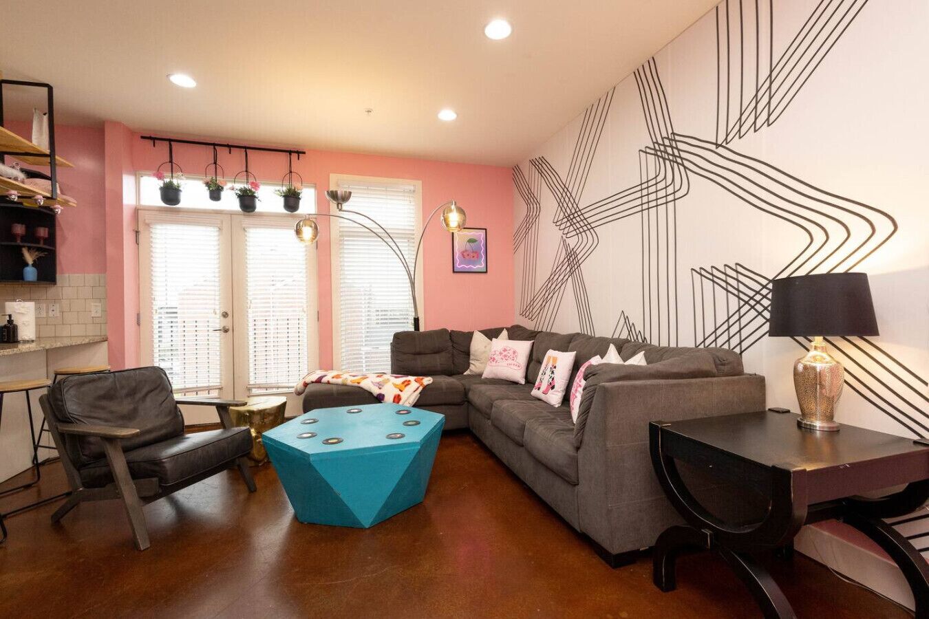 Een televisie en een stereo