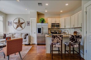 Frigorifero, microonde, forno, piano cottura