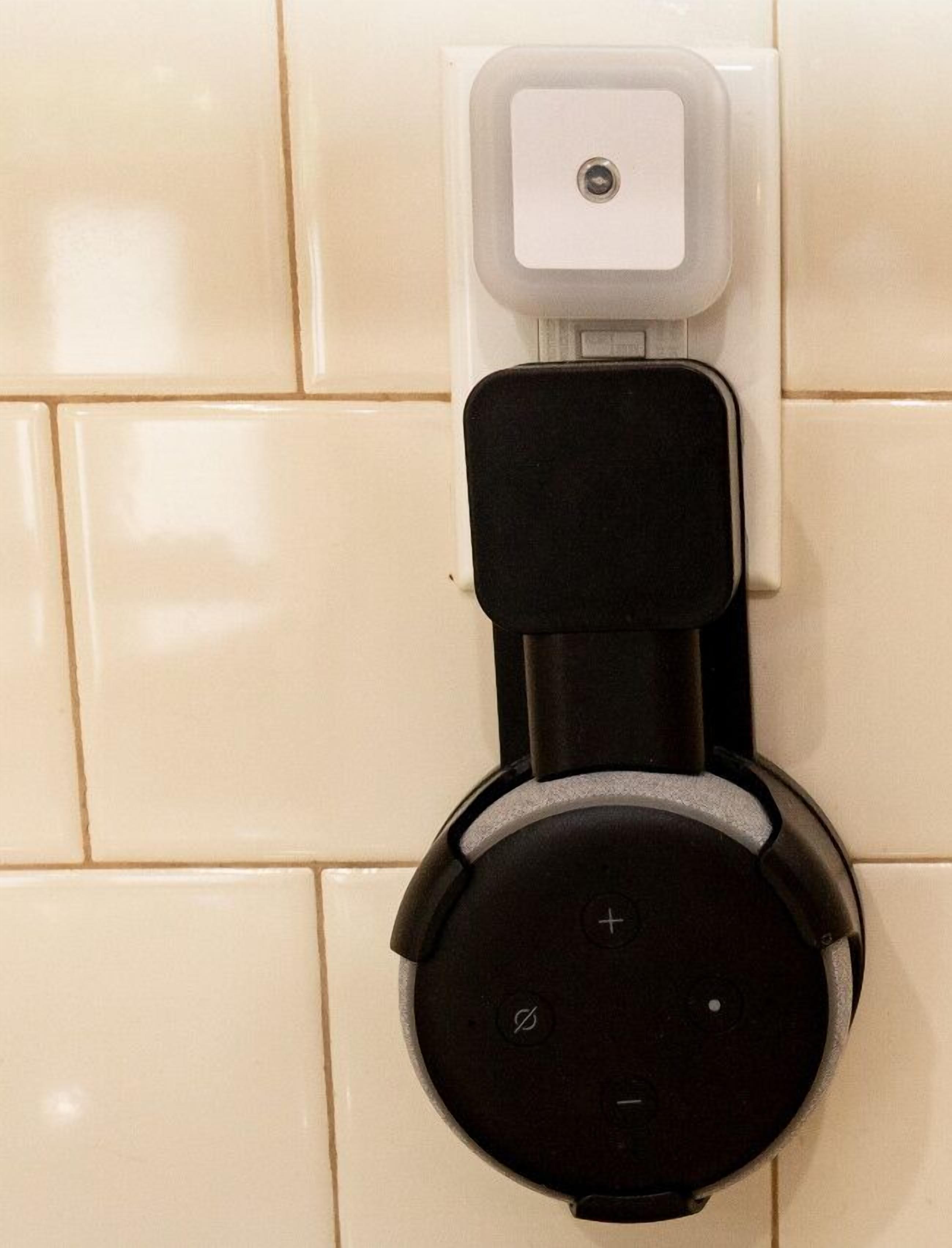 Un inodoro fijado a la pared con un panel de control.