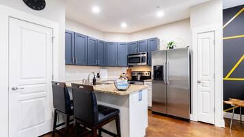 Een koelkast, een magnetron, een oven, een kookplaat