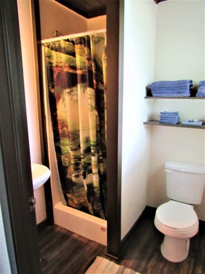 تجهيزات دش، مجففات شعر، مناشف، ورق حمّام