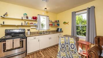 Een magnetron, een oven, een kookplaat, een koffiezetapparaat/waterkoker