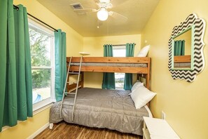 2 bedrooms, Internet, bed sheets - Charming Home Close to Matagorda Beach & Boat Ramp (Matagorda)