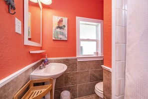 Shower, hair dryer, towels - Charming Home Close to Matagorda Beach & Boat Ramp (Matagorda)