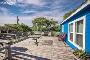 Outdoor dining - Charming Home Close to Matagorda Beach & Boat Ramp (Matagorda)