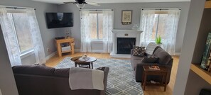 Smart TV, fireplace, books, stereo - Pet Friendly Cottage with amenities your family won't want to miss! (Saint George)