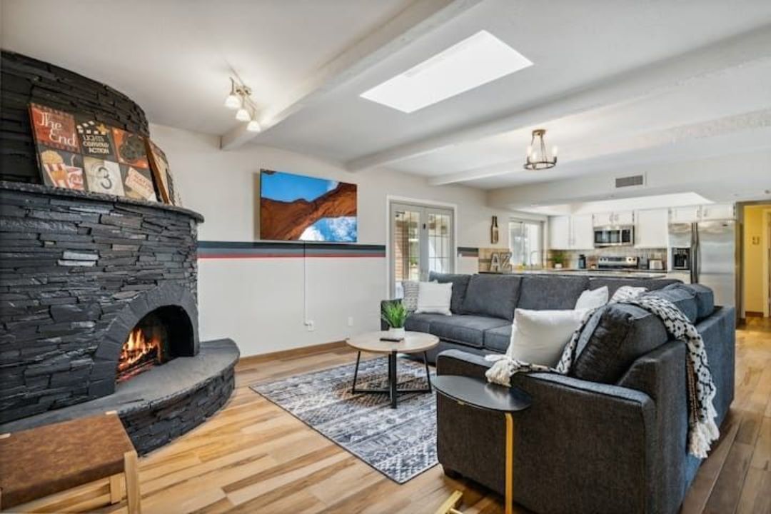 Smart TV, fireplace, ping pong