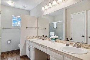 Douche, sèche-cheveux, serviettes fournies, savon