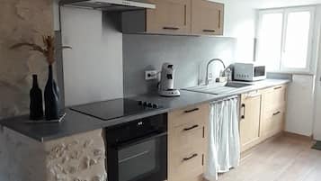 Private kitchen | Fridge, microwave, oven, stovetop