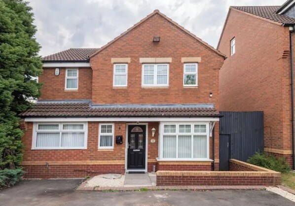 Exterior - Beautiful 5 Bedroom Home With Parking Near NEC and BHx (Birmingham)