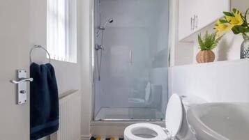 Combined shower/bathtub, hair dryer, towels, soap