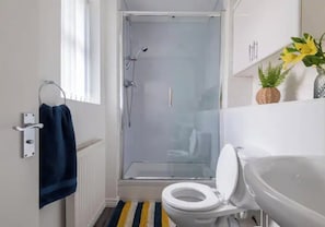 Combined shower/bathtub, hair dryer, towels, soap - Beautiful 5 Bedroom Home With Parking Near NEC and BHx (Birmingham)