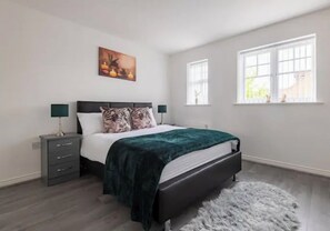 5 Schlafzimmer, Schreibtisch, Bügeleisen/Bügelbrett, Reisekinderbett