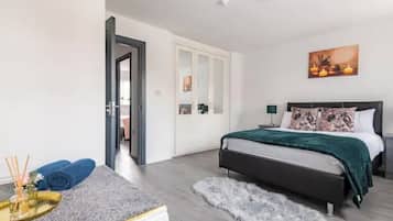 5 bedrooms, desk, iron/ironing board, travel cot
