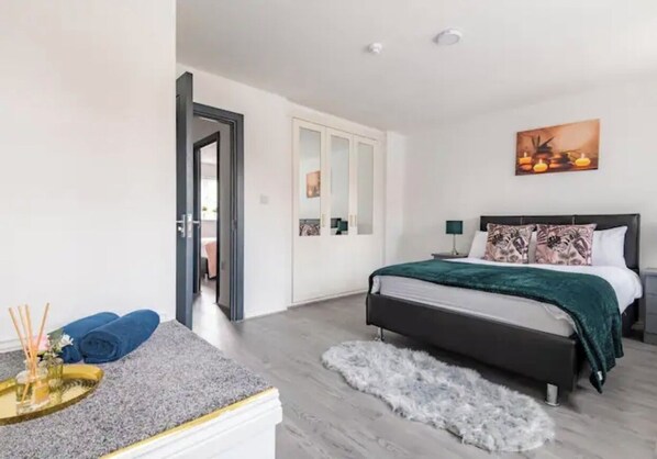 5 bedrooms, desk, iron/ironing board, travel cot