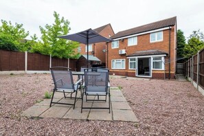 Outdoor dining - Beautiful 5 Bedroom Home With Parking Near NEC and BHx (Birmingham)