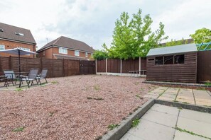 Outdoor dining - Beautiful 5 Bedroom Home With Parking Near NEC and BHx (Birmingham)