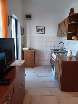 Fridge, microwave, oven, coffee/tea maker - Apartments Topić - One Bedroom Apartment with Terrace (First Floor) (Privlaka)