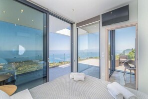 2 bedrooms, iron/ironing board, WiFi