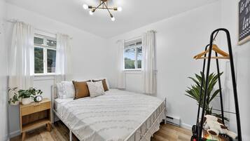 3 habitaciones, tabla de planchar con plancha, wifi y ropa de cama