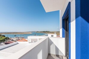 Property grounds - Seaview Townhouse by the riverside in the centre of Alvor (with terrace) (Alvor)