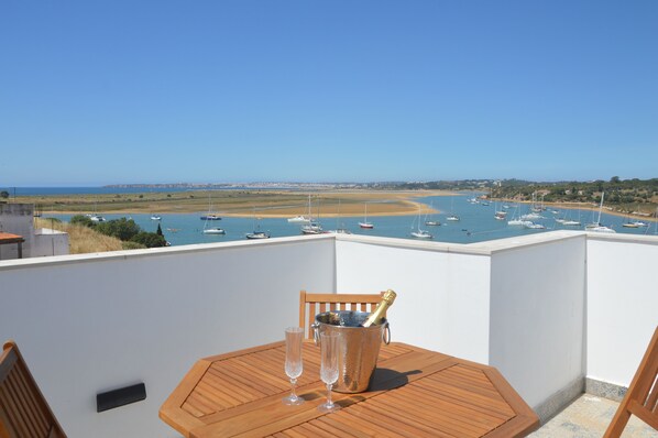 Outdoor dining - Seaview Townhouse by the riverside in the centre of Alvor (with terrace) (Alvor)