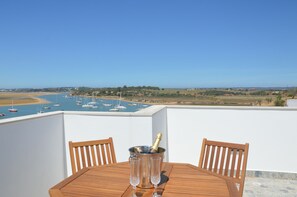 Outdoor dining - Seaview Townhouse by the riverside in the centre of Alvor (with terrace) (Alvor)