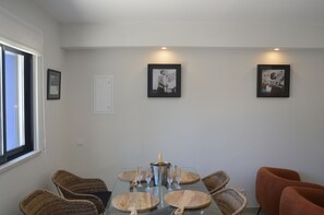 Dining - Seaview Townhouse by the riverside in the centre of Alvor (with terrace) (Alvor)