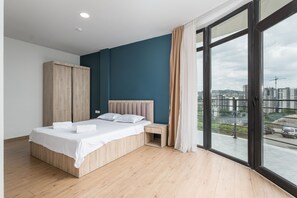 Quarto casal luxo | Escrivaninha, ferros/tábuas de passar roupa, Wi-Fi de cortesia