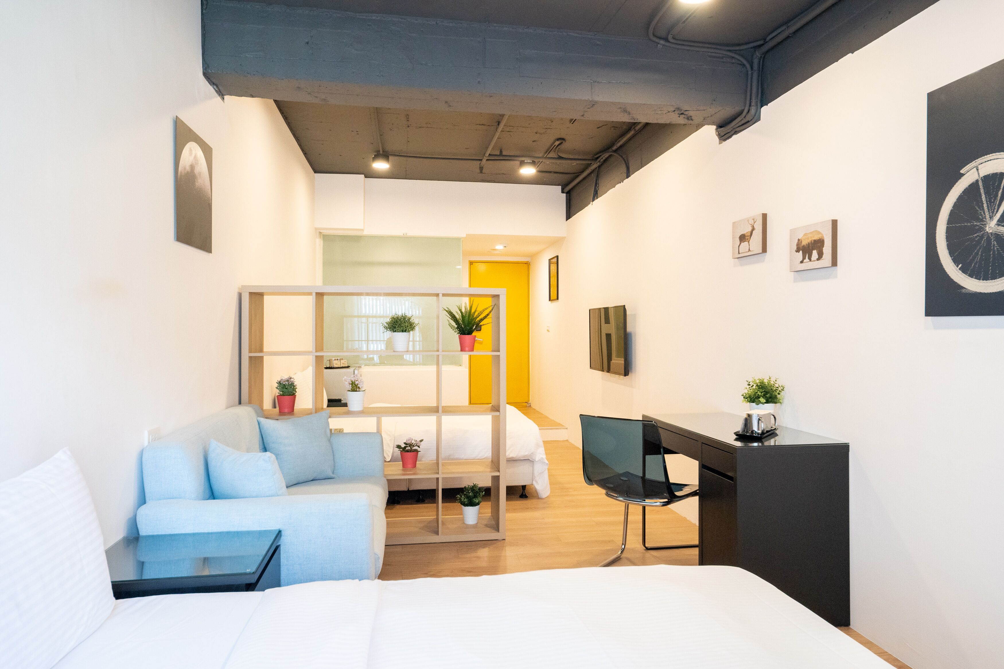 Escritorio, espacio para trabajar con laptop y cortinas blackout 