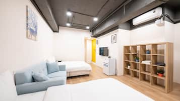 Escritorio, espacio para trabajar con laptop y cortinas blackout