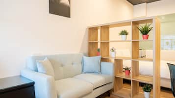 Escritorio, espacio para trabajar con laptop y cortinas blackout