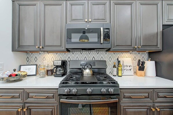 冷蔵庫、電子レンジ、オーブン、コンロ