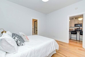 6 室のベッドルーム、デスク、アイロン / アイロン台、旅行用ベビーベッド