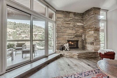 Luxury ski condo: 150 Yds to Lifts 100 Yds to SKi School @ Deer Valley!