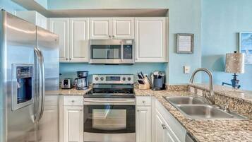 Een koelkast, een magnetron, een oven, een kookplaat