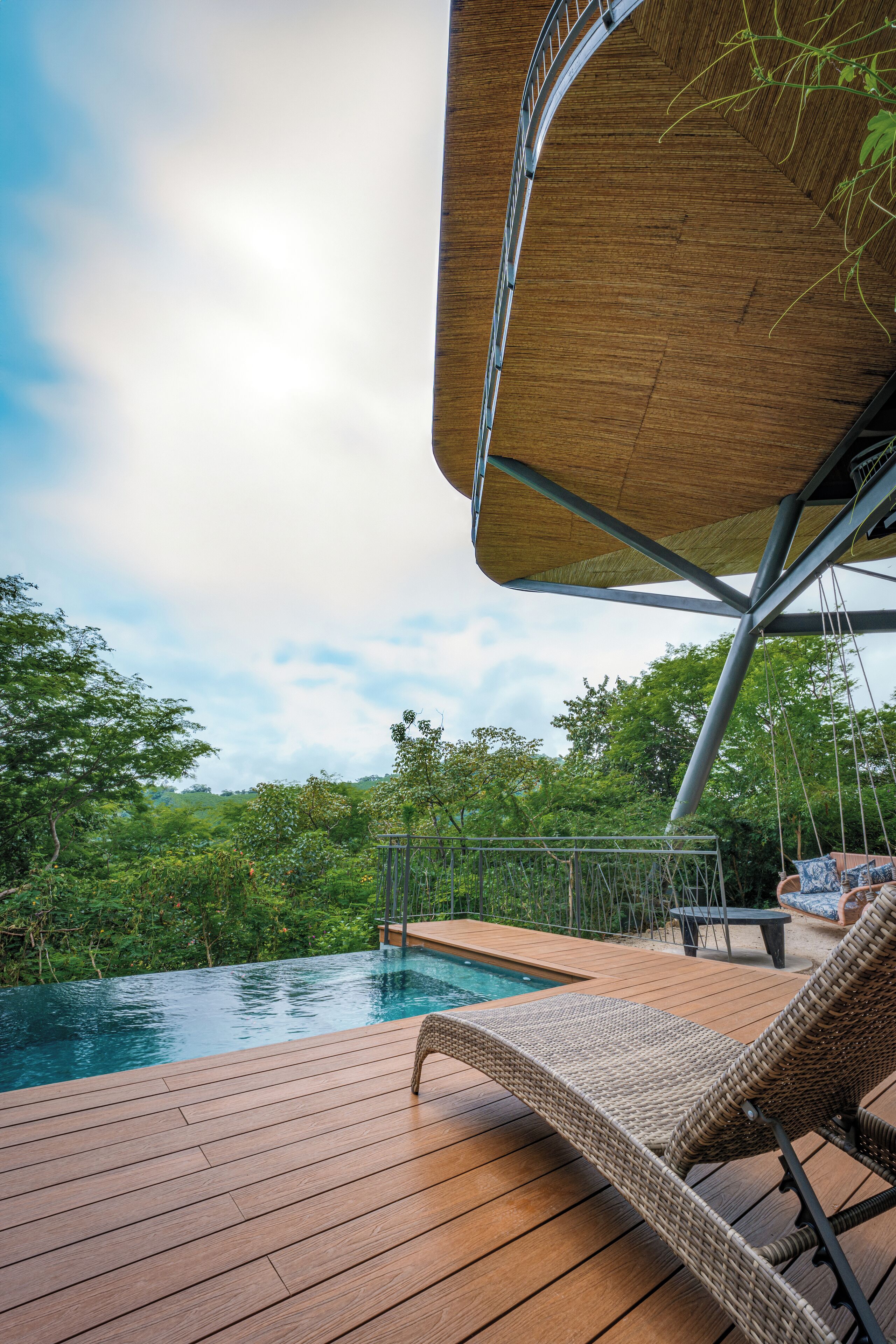 4 kolam renang terbuka, payung kolam, kerusi lepak pantai 
