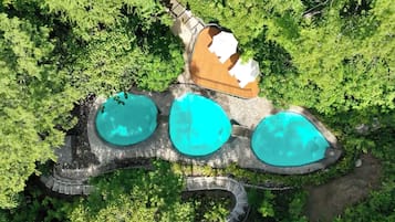 4 Außenpools, Sonnenschirme, Liegestühle