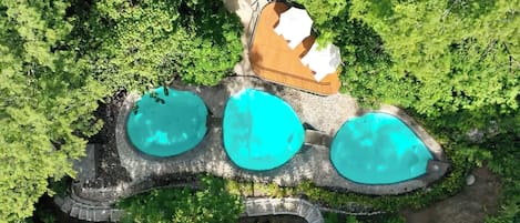 4 piscinas al aire libre, sombrillas, sillones reclinables de piscina