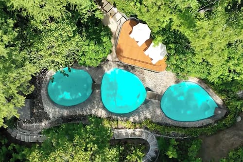 4 piscine all'aperto, ombrelloni da piscina, lettini