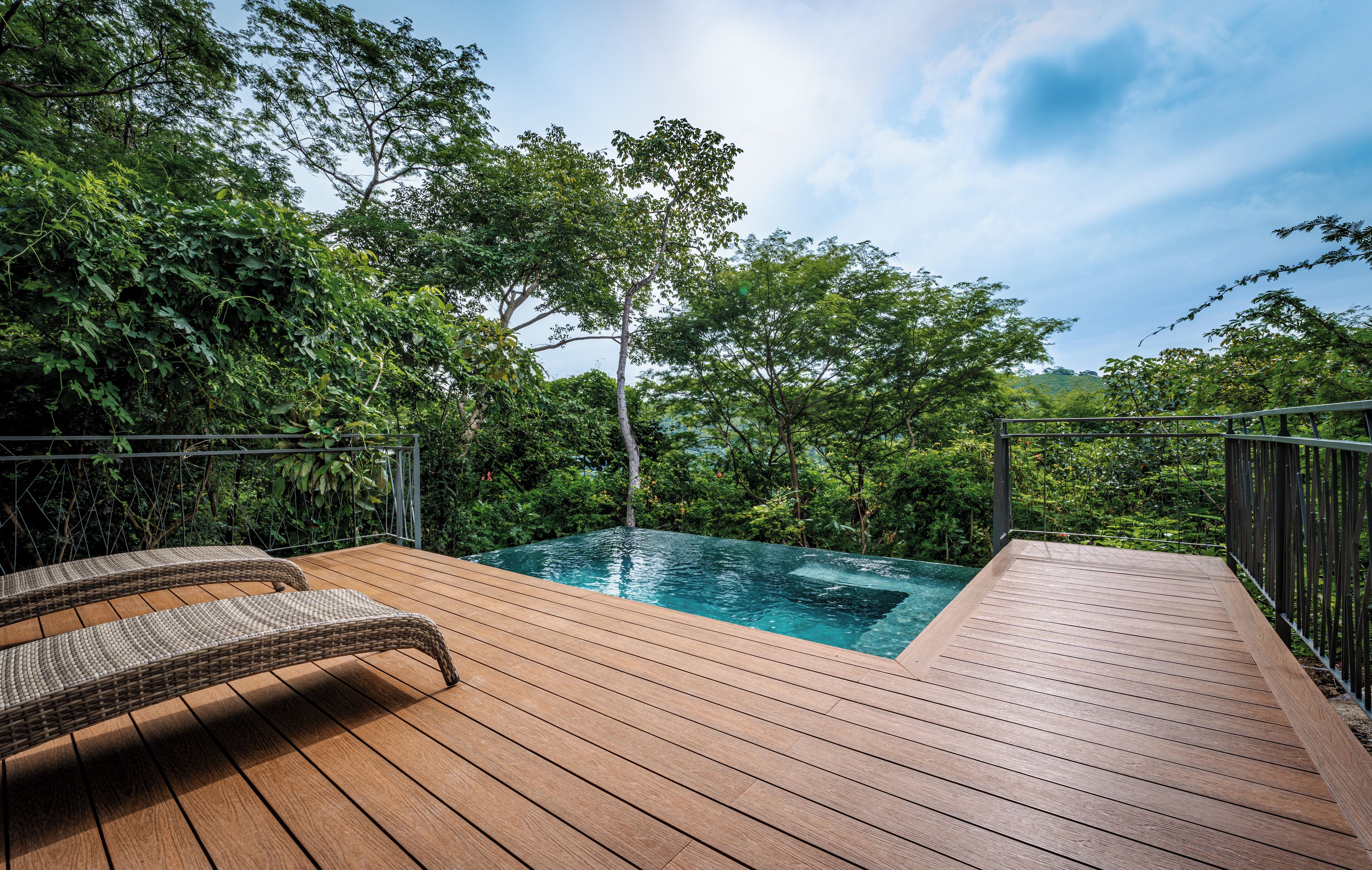 4 outdoor pools, pool umbrellas, sun loungers