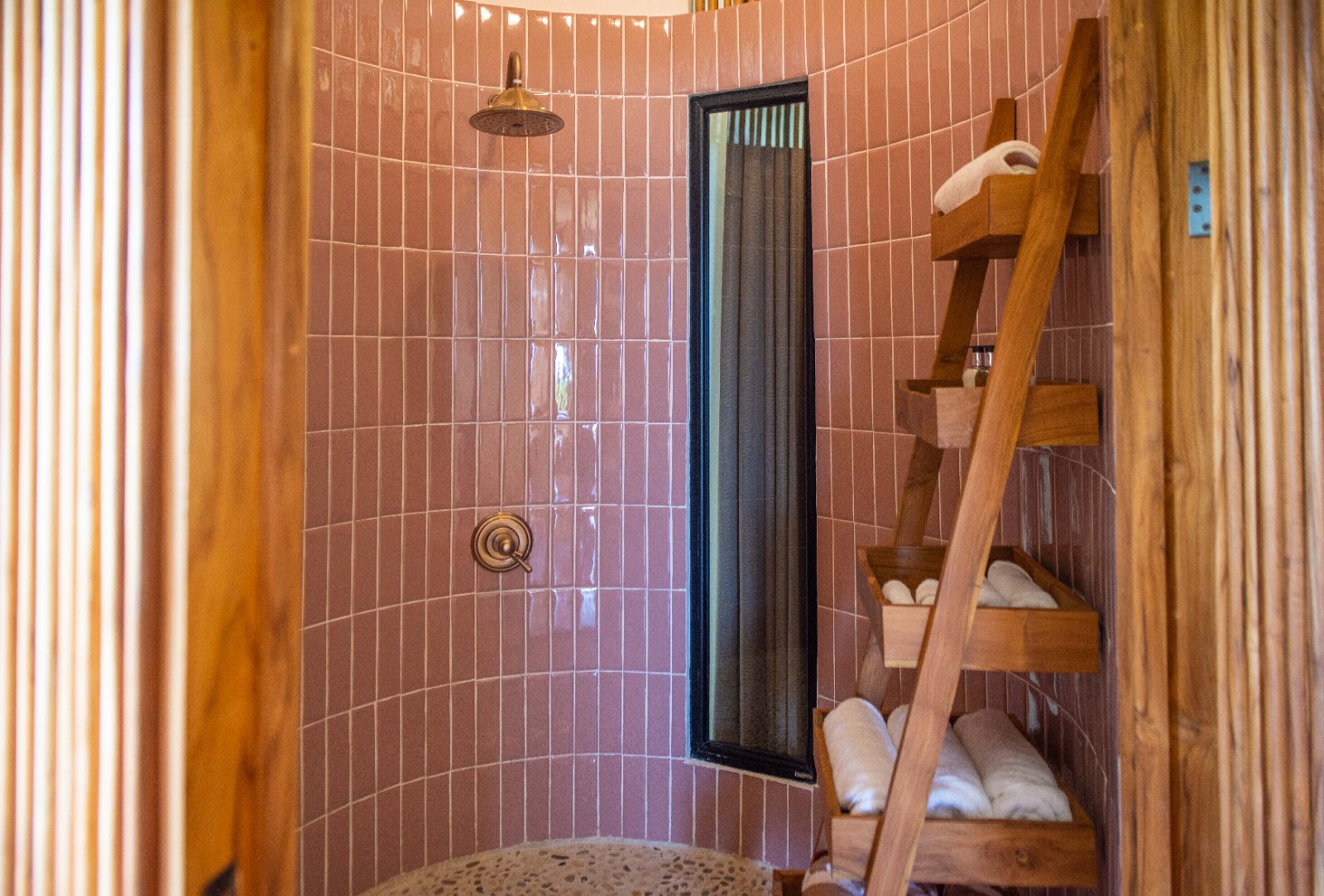 Kostenlose Toilettenartikel, Haartrockner, Bademäntel, Hausschuhe