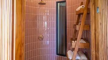 Kostenlose Toilettenartikel, Haartrockner, Bademäntel, Hausschuhe