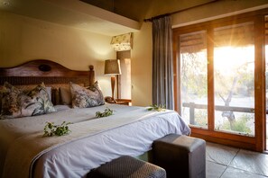 Egyptian cotton sheets, premium bedding, down duvets, in-room safe - Shimungwe lodge (Hoedspruit)